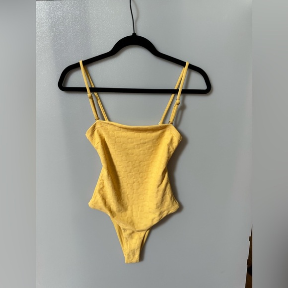 L*SPACE Seashell La Femme One Piece Yellow/honey Small - Picture 4 of 8